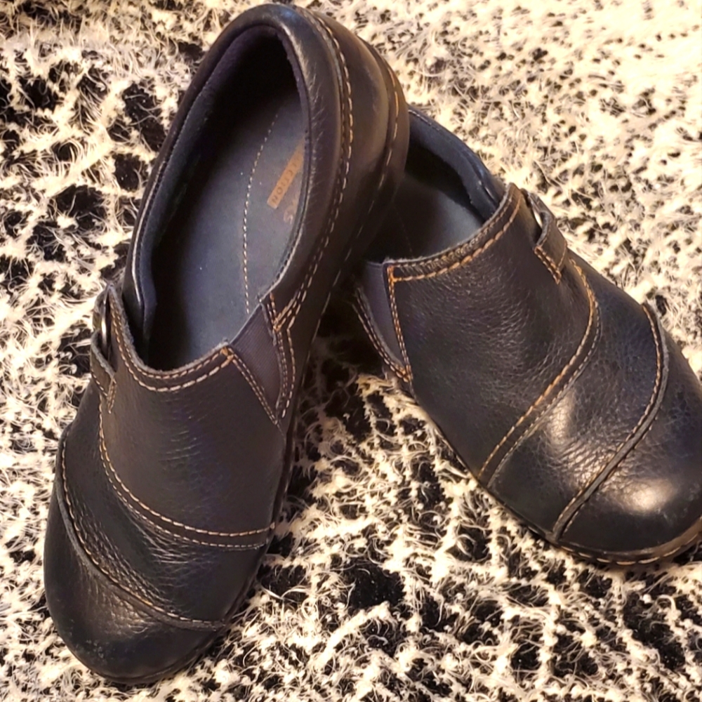 Clark's size 8 dusty navy. Very comfy.